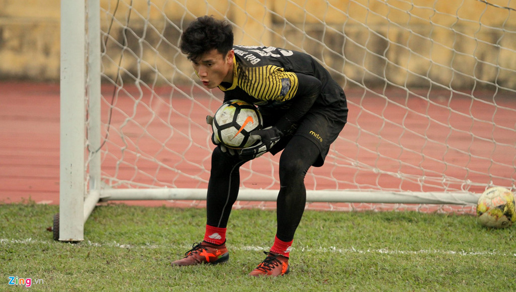 Thủ môn Bùi Tiến Dũng trở lại tập luyện chuẩn bị cho AFC Cup 2018